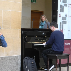 女生把疾子放在放眼里不能
